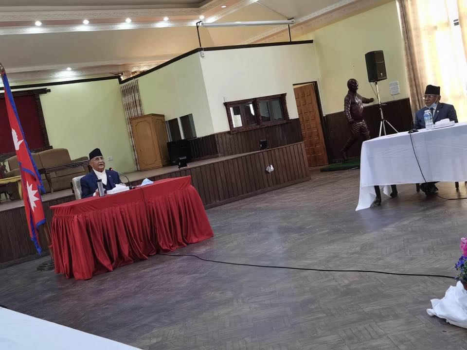 ध्रुवीकरण बढिरहेका बेला ओली प्रचण्डले गरे सांसदहरुसँग सामूहिक छलफल
