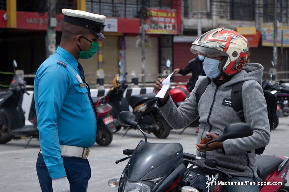 लकडाउनमा थप कडाइ : एकैदिन उपत्यकाभित्र १४ सय सवारी नियन्त्रणमा, पासको दुरुपयोग गर्ने पनि भेटिए