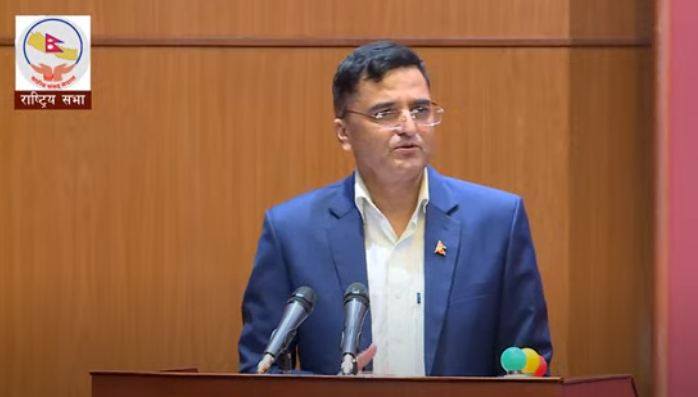 प्रधानमन्त्रीको बचाउमा योगेश भट्टराई, 'इम्युनिटी पावरको कुरा गर्दा उडाइयो, ज्ञान कहाँबाट आएछ भनेर खोज्न हिँडियो'  