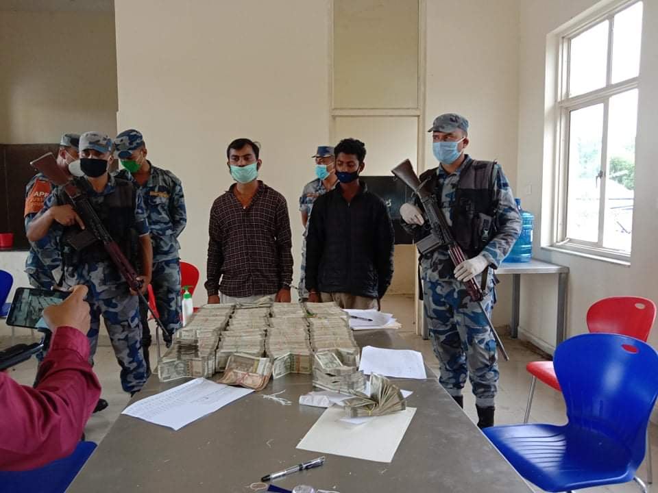 भारतबाट नेपाल छिरेको खाली ट्रक चेक गर्दा कार्टुनमा भेटियो १ करोड ९ लाख भारतीय रुपैयाँ