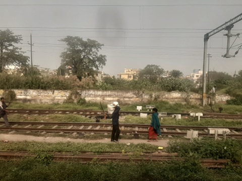 भारतको मुम्बईबाट ४ दिन अघि आएका थिए झापाका १५ नयाँ संक्रमित, रेल सेवा संचालन हुँदा सीमामा खतरा बढ्यो