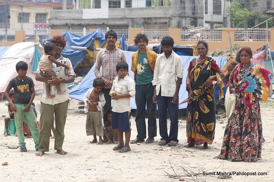 भारतबाट माटोको भाँडा बेच्न आएका ८ परिवार जनकपुरमा अलपत्र, पालमुनि बिताउँदैछन् कष्टकर दैनिकी
