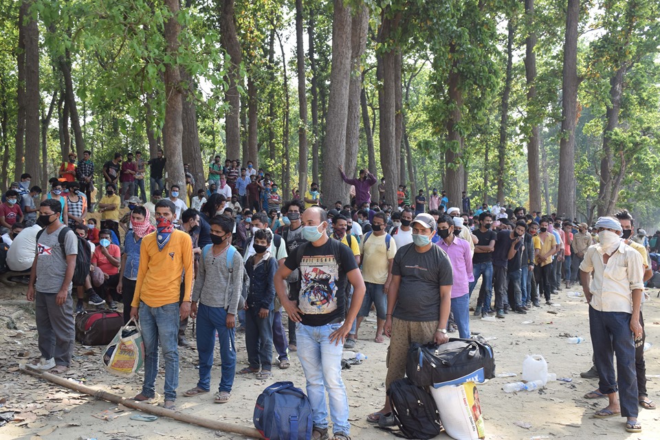 कञ्चनपुर जिल्ला प्रशासनले भन्यो : अनुशासित भएर नेपाल छिर्नुस्, सबैको परीक्षण हुन्छ