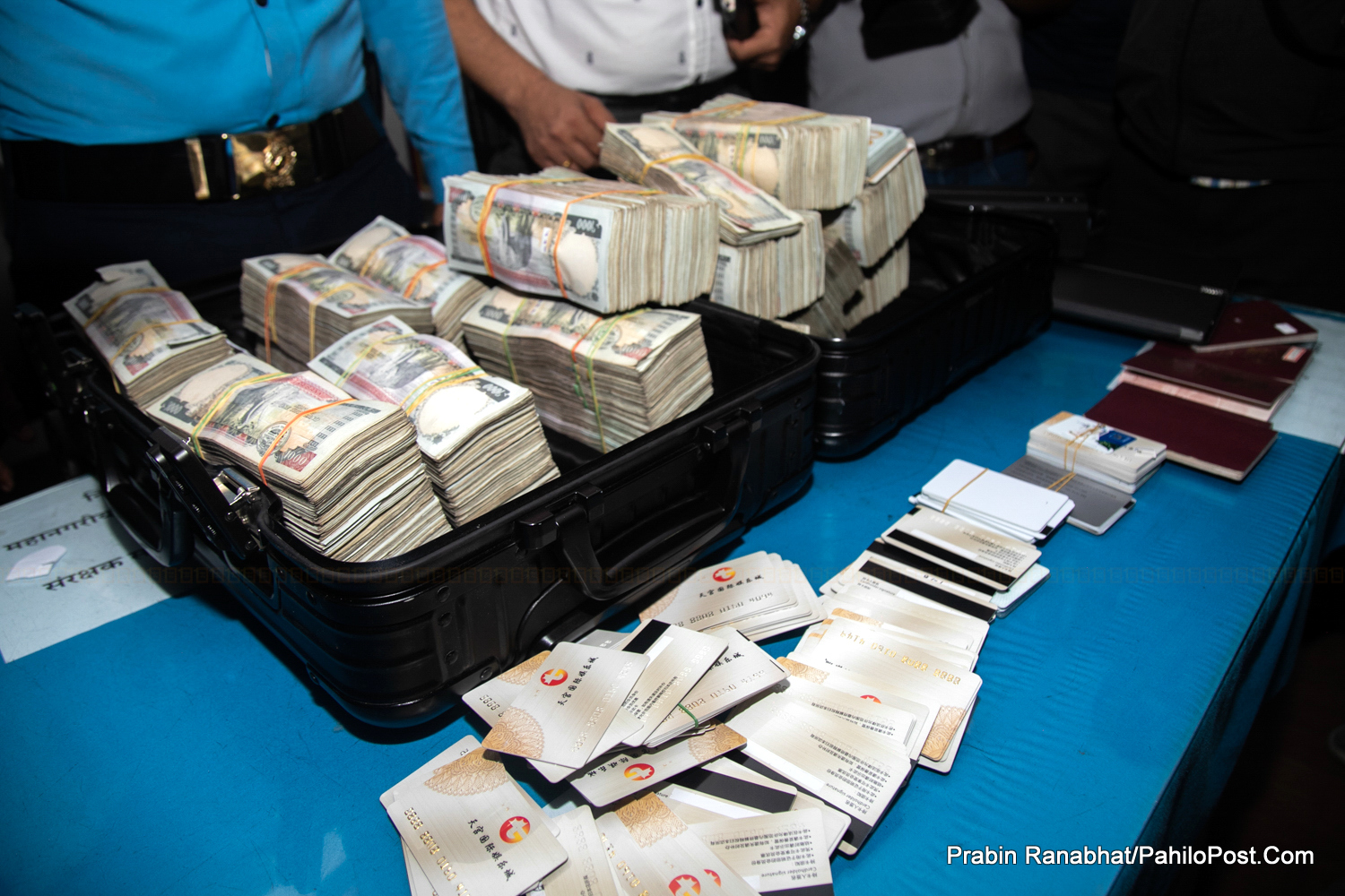 तीन महिनामा काठमाडौंमा मात्र २ करोड ६१ लाख रुपैयाँ हुण्डी रकम सहित १७ जना पक्राउ