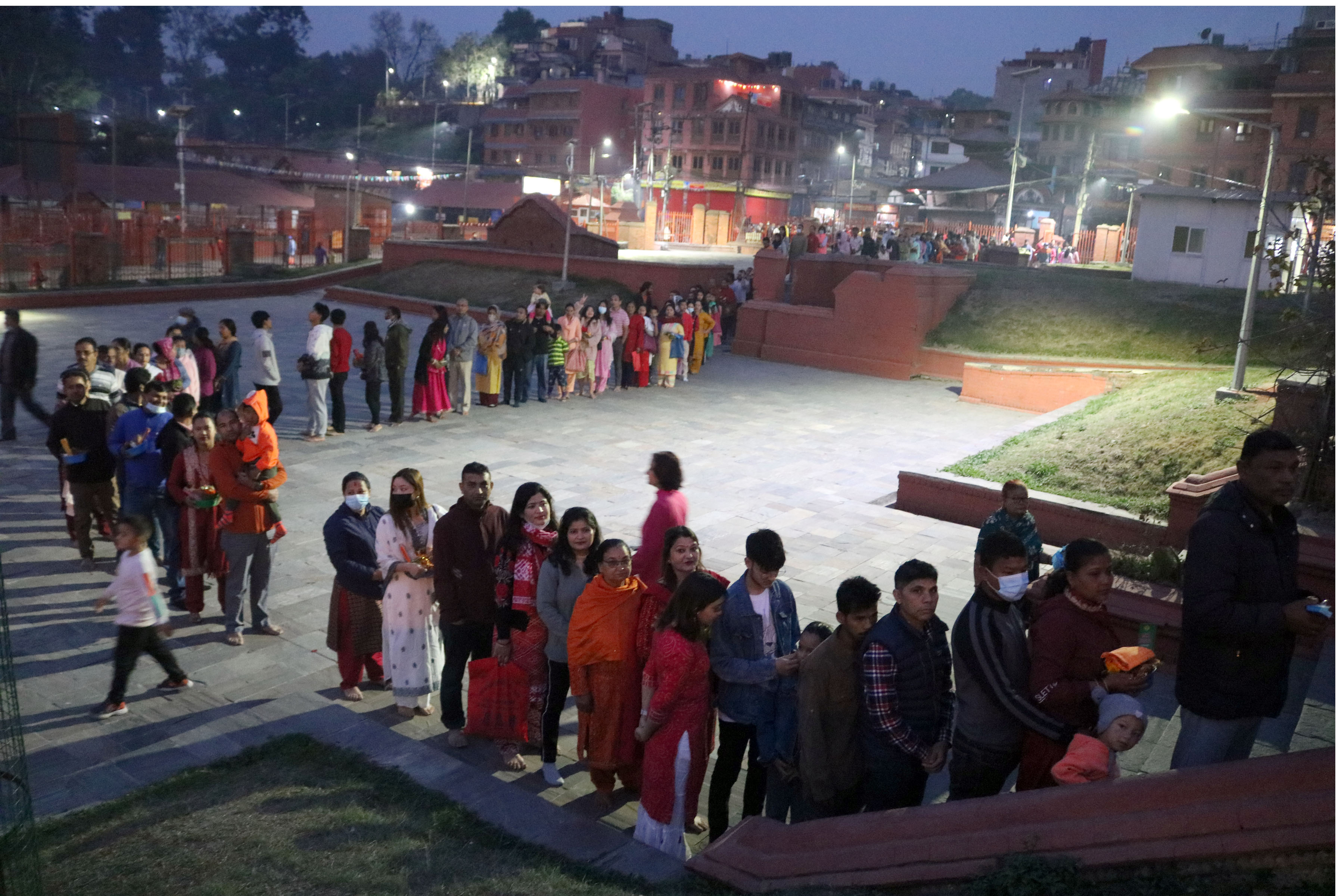 देशभर २०८० सालको स्वागत गरिँदै, पशुपतिमा भक्तजनको घुइँचो