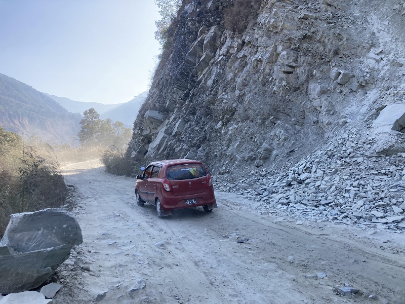 बर्सेनि मर्मत गरिँदै आएको बागलुङ-बेनी सडक जीर्ण, गुणस्तरीय काम नभएको स्थानीयको गुनासो