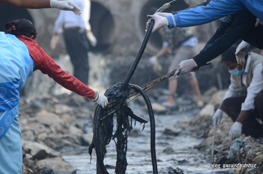 फोहोर गर्ने क्रम नरोकिँदा ४०० हप्तापछि पनि सफा हुन सकेन वाग्मती