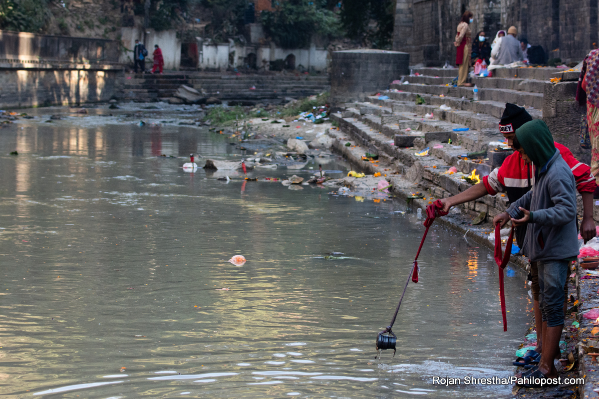 गर्मीले बढायो वाग्मतीको दुर्गन्ध, स्थानीयको गुनासो : राति निन्द्रा पर्दैन्, खान मन लाग्दैन