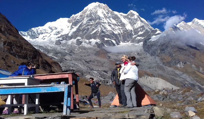 महामारीमा जुर्मुराउँदै पर्वतारोहण : कतारका राजकुमार अमादब्लम हिमाल आरोहण गर्न आधार शिविरमा