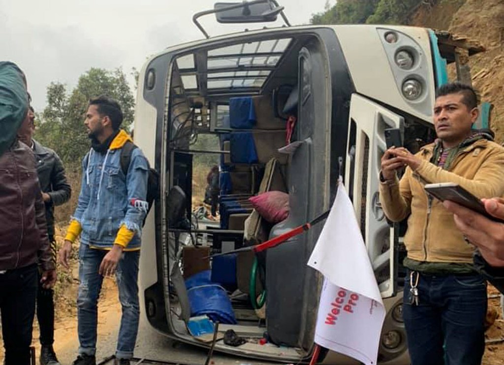 पिकनिक गएको बस दुर्घटना, २२ जना विद्यार्थी घाइते