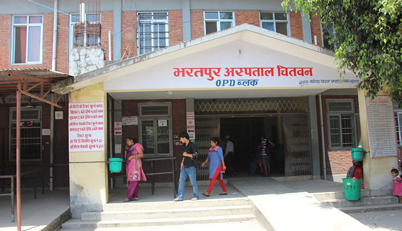 भरतपुर अस्पतालमा बिरामीको चाप अनुसार छैनन् पर्याप्त कर्मचारी, व्यवस्थापनमा समस्या
