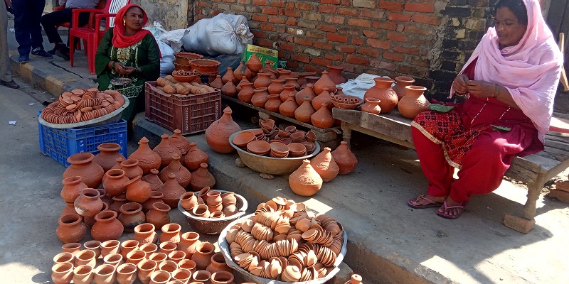 छठ पूजाको तयारीसँगै बढ्यो माटोका भाँडाको माग