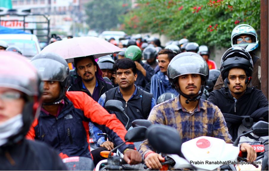 मोटरसाइकल पछाडि बस्नेलाई पनि अनिवार्य हेल्मेटको नियम : पहिलो चरणमा लामो दुरीमा लागू हुने