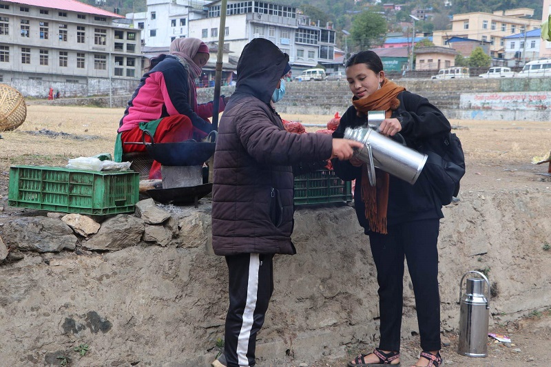 चिसो तम्घासमा तातो चिया बेचेर मासिक ६० हजार रुपैयाँ बचत गर्ने विपना