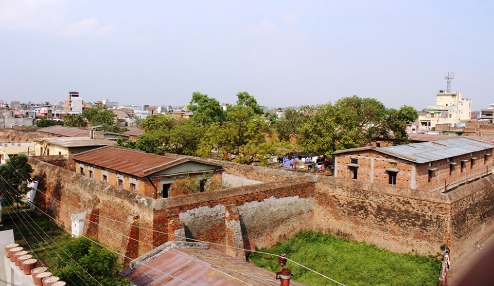 वीरगंज कारागारमा कोरोनाको त्रास, मास्क बनाउने काममा लागे कैदीबन्दी