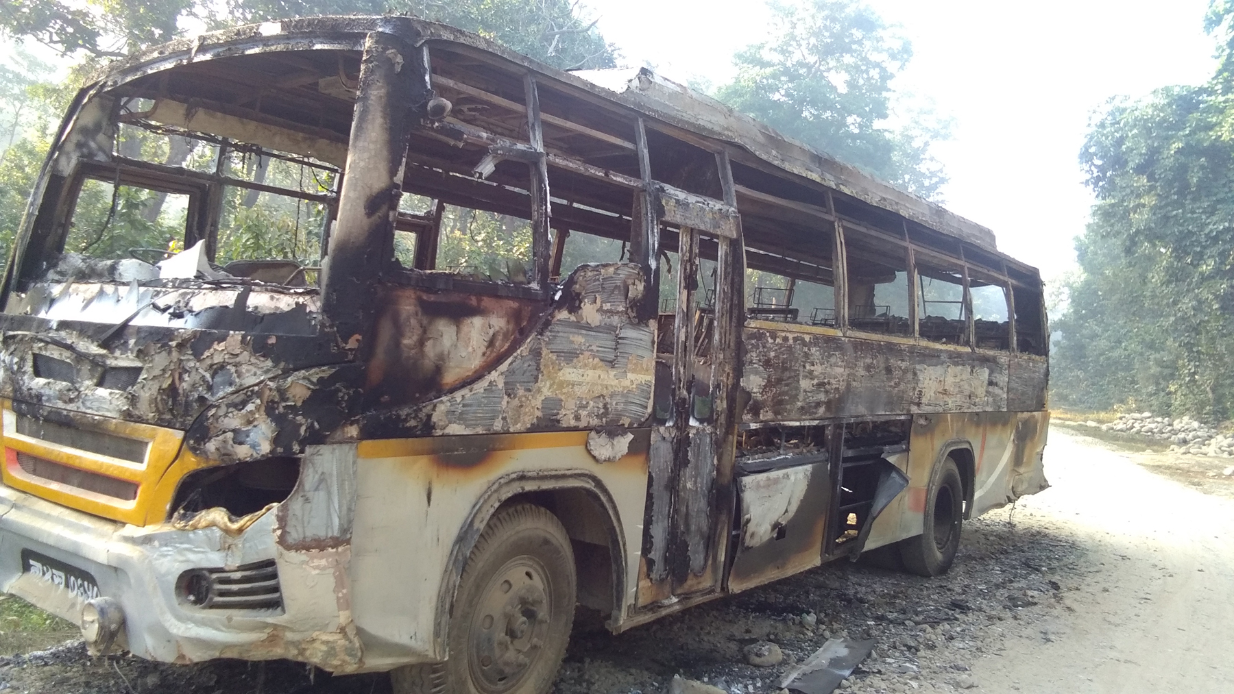पार्किङ गरी राखिएको बसमा अज्ञात समूहले गरे आगजनी