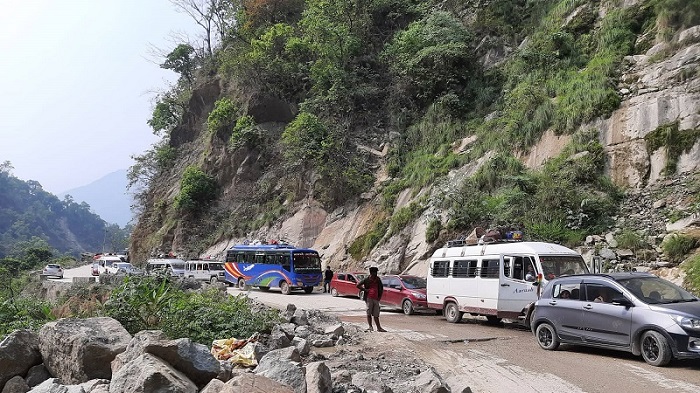 पहिरोले अवरुद्ध भएको बुटवल-पाल्पा सडक एकतर्फी रुपमा आयो सञ्चालनमा