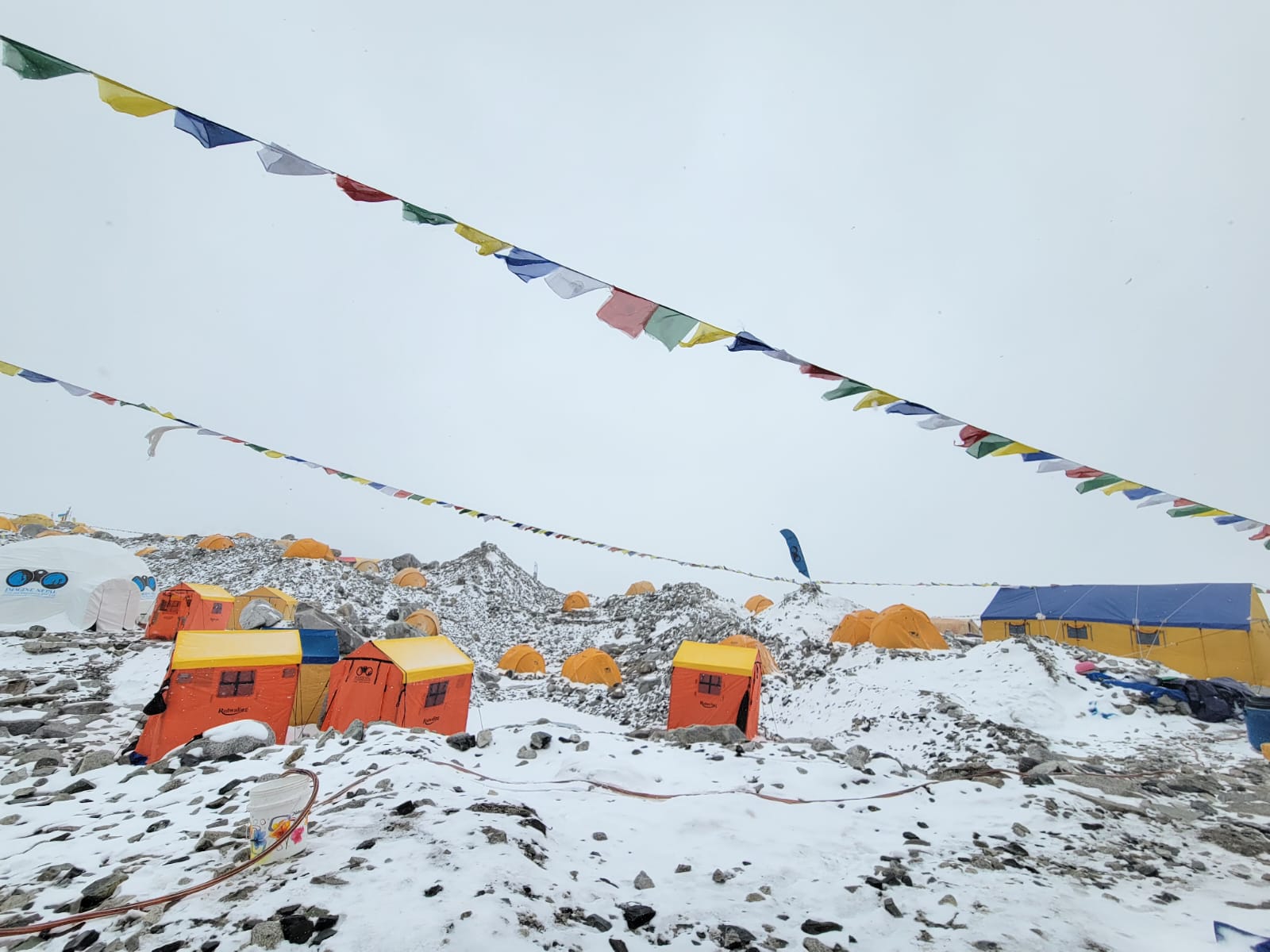 अनुकूल मौसमको प्रतीक्षामा सयौं सगरमाथा आरोही