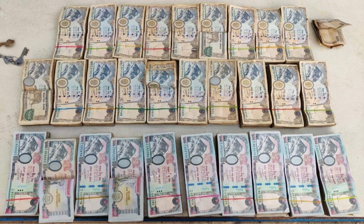 ज्याकेटमा साढे १९ लाख लुकाएर साइकलमा वीरगंज आएका एक भारतीय पक्राउ