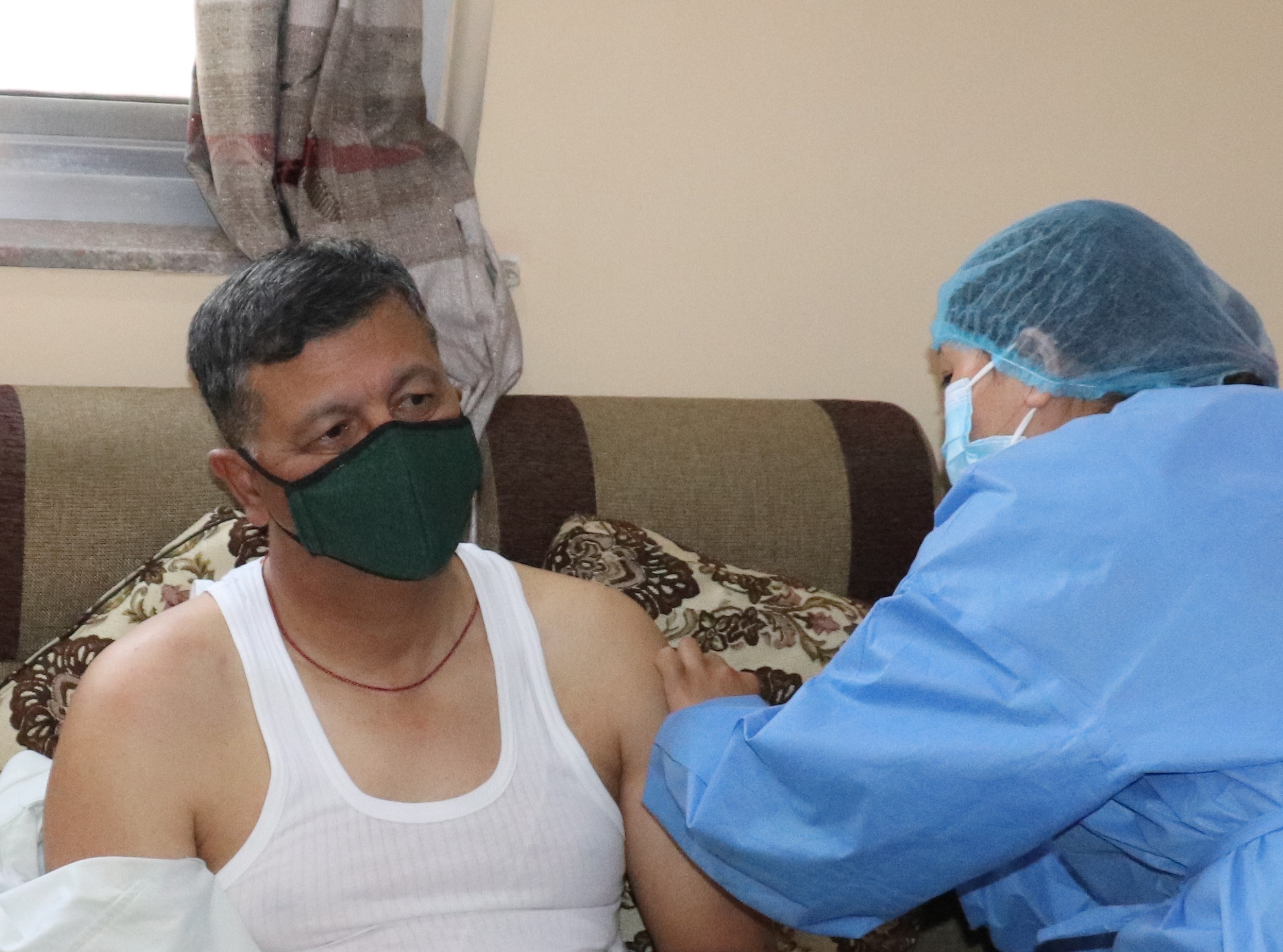 प्रधान सेनापतिले लगाए कोरोना विरुद्धको खोप