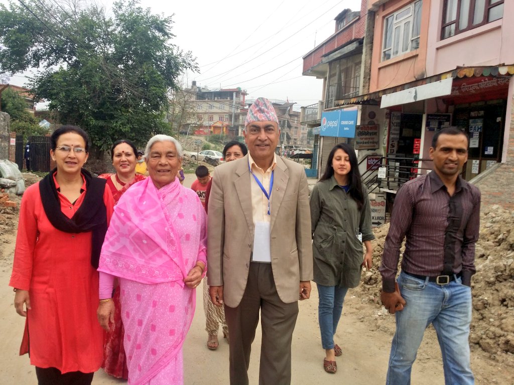किशोर थापा आमासहित मतदान केन्द्रमा