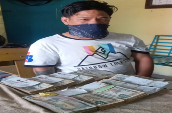 ६ लाख रुपैयाँ चोरेर झ्यालबाट हाम्फालेर भाग्दै गर्दा प्रहरीको फन्दामा