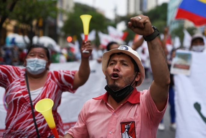 इक्वेडरमा इन्धनको मूल्यवृद्धी : विरोधमा सडकमा निस्किए आदिवासी समुदाय