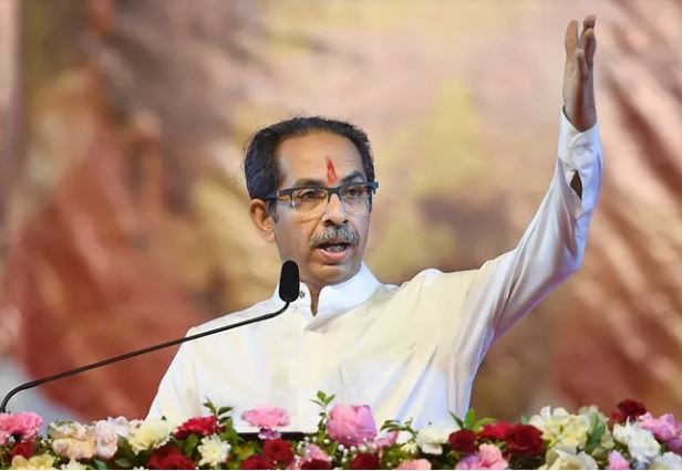 महाराष्ट्रको राजनीतिमा शिंदेको विद्रोहले ल्यायो हलचल, मातोश्री फर्किएका उद्धवको सरकार संकटमा 