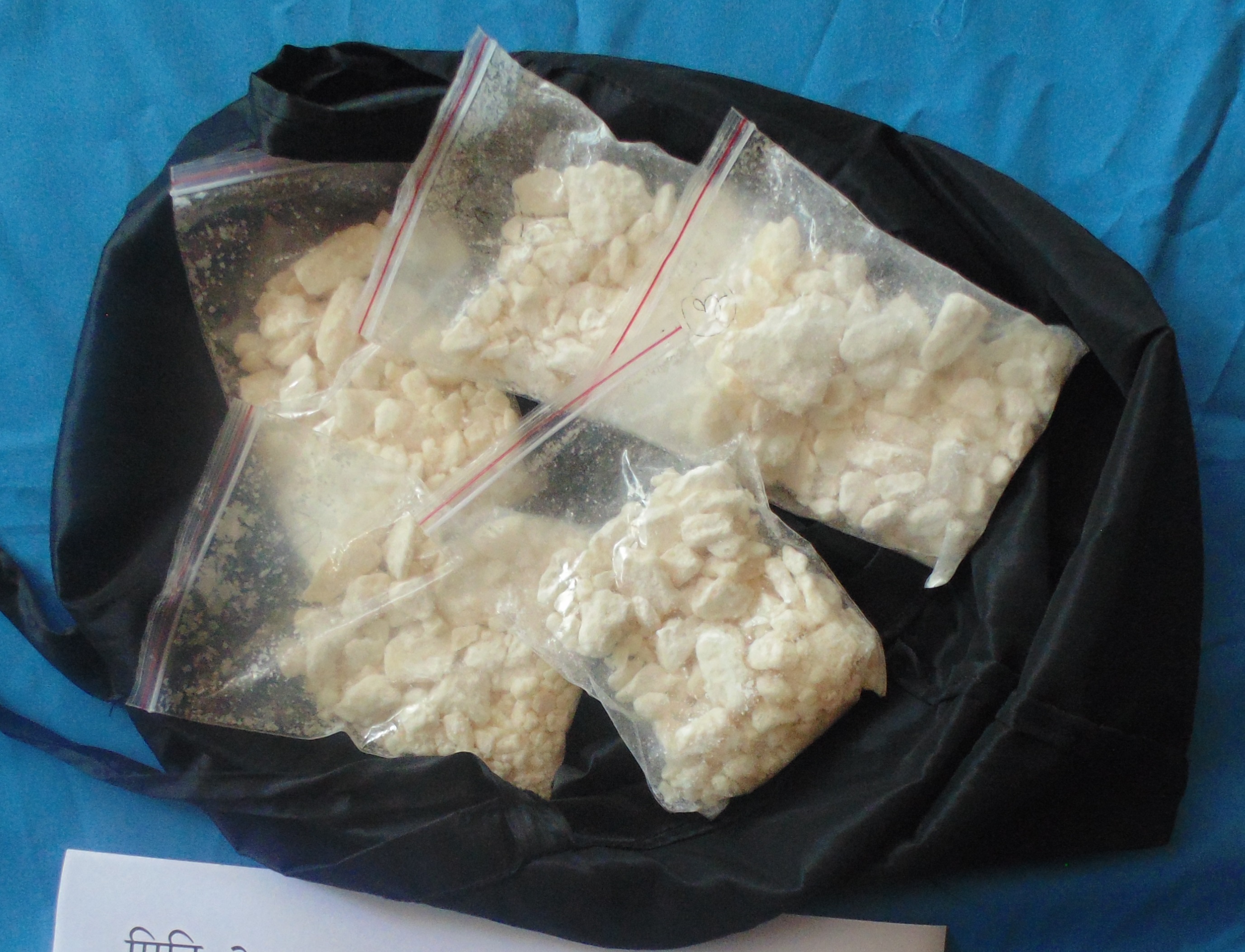 सात दिनमा १ केजी ५ सय ग्राम कोकिन सहित १३ जना समातिए, कारोबारीको कोठामा खानतलासी गर्दा २ केजी नक्कली सुन भेटियो