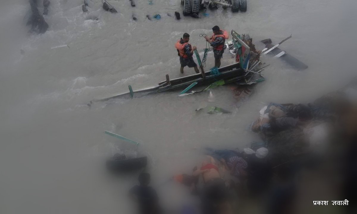 मर्स्याङ्दी नदीमा ट्रक खस्यो