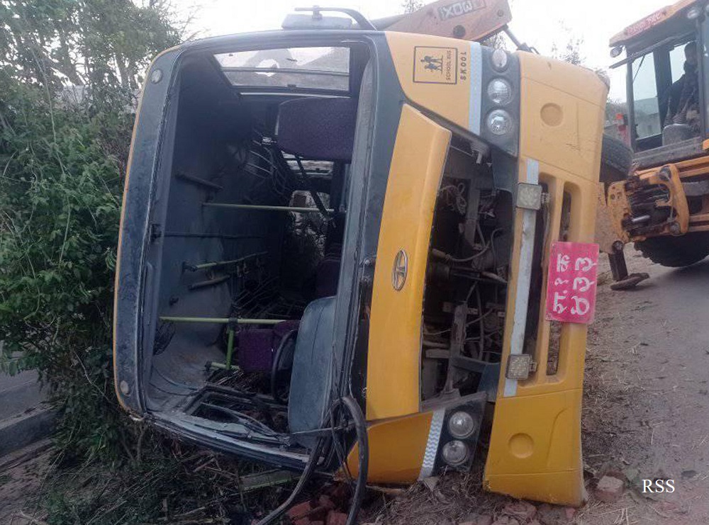 दाङमा स्कुल बस दुर्घटना : एक जनाको मृत्यु, १५ जना घाइते