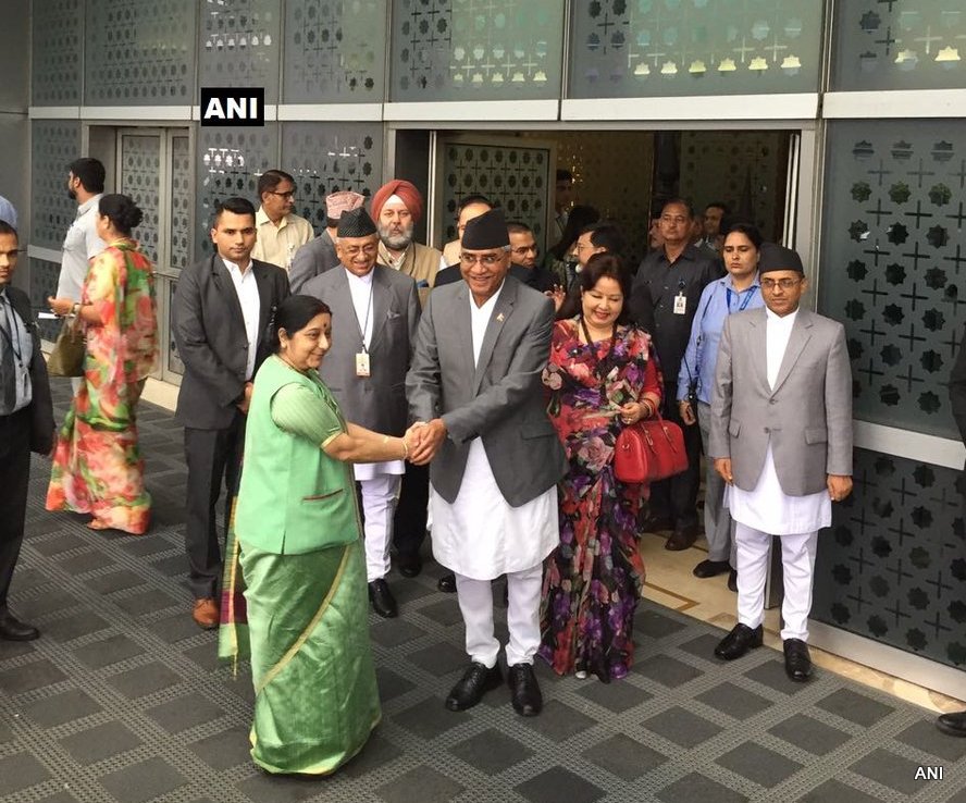 प्रधानमन्त्री देउवा दिल्ली पुगे, भारतीय विदेशमन्त्रीले गरिन् विमानस्थलमा स्वागत