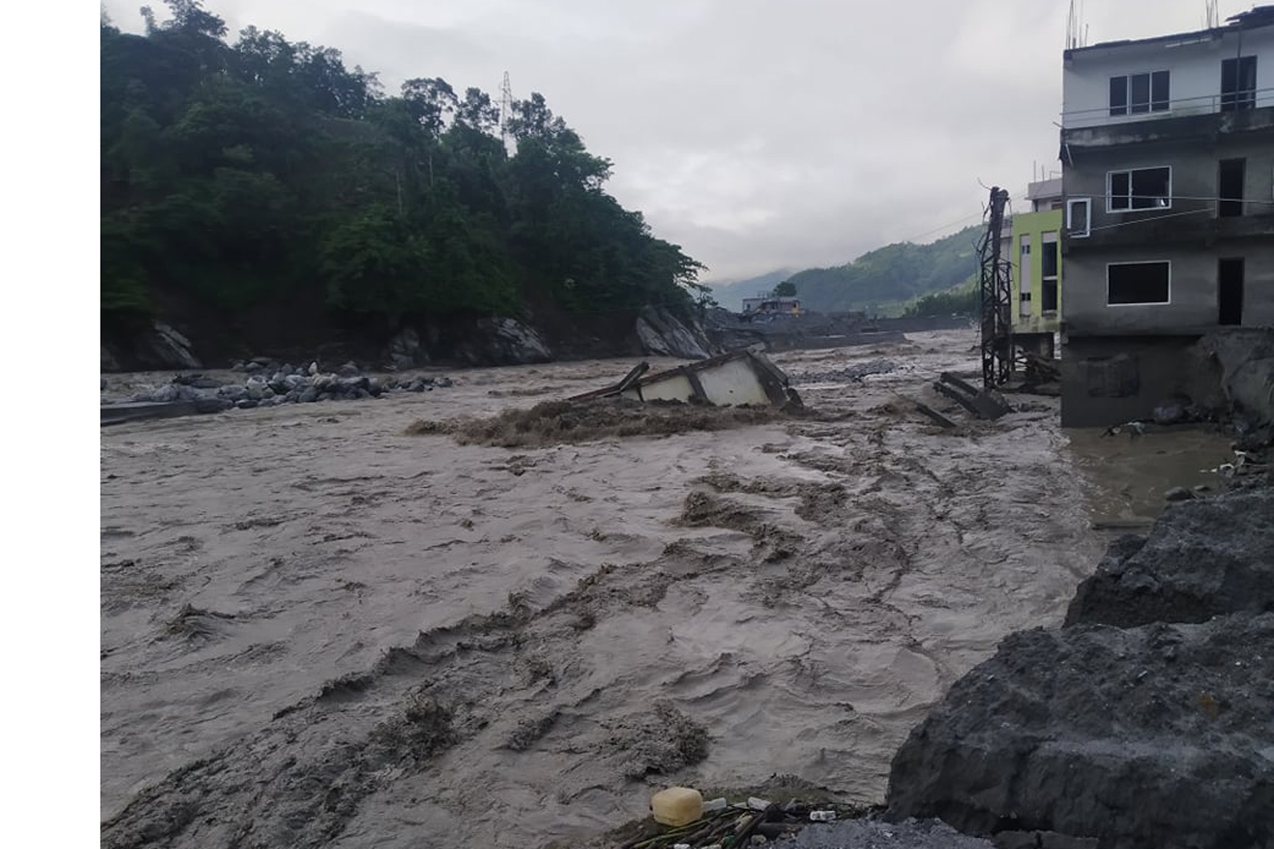 मेलम्ची र हेलम्बुको पीडा : बाढीले ढुंगा बगाउँदा भूकम्प जसरी थर्काउछ, निन्द्रा लाग्दैन