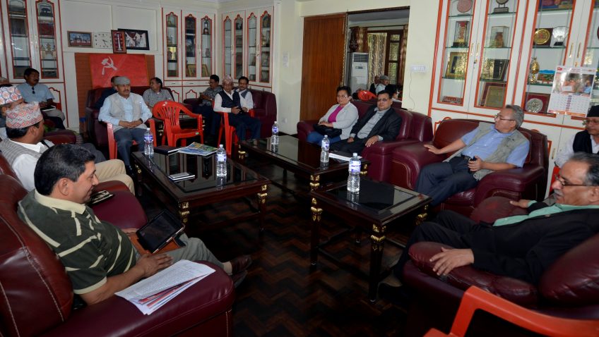 पार्टी एकता प्रगतिबारे अध्यक्ष प्रचण्डले पार्टी सचिवालयलाई ब्रिफिङ गर्दै