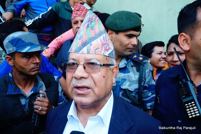 प्रधानमन्त्री ओली भेट्न अस्पताल पुगे माधव नेपाल, ४० मिनेट छलफल