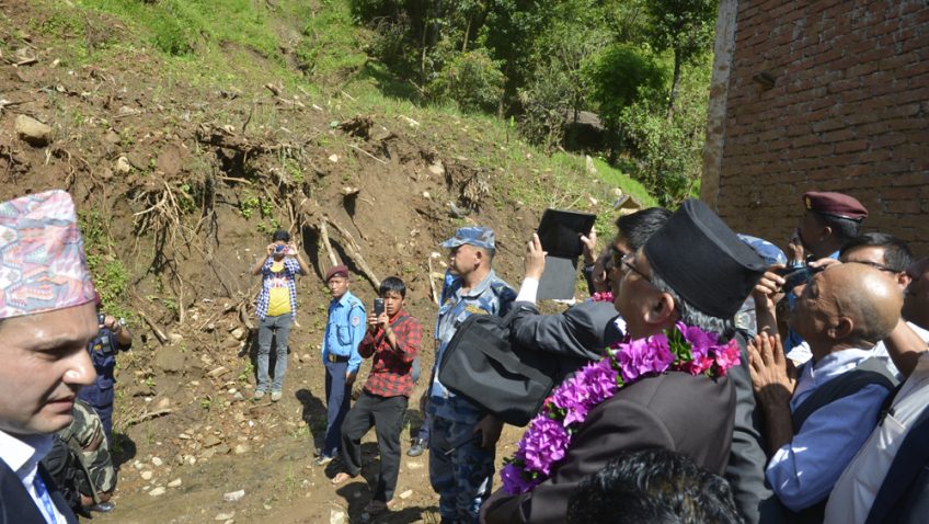 प्युठानको पहिरो प्रभावित क्षेत्रमा पुगेर प्रचण्डले भने- 'तपाईंहरुकै पीडामा साथ दिन आएको हुँ'