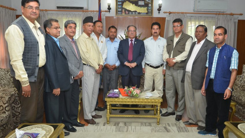 प्रधानमन्त्रीलाई मन्त्रीसहितको टोलीको ज्ञापनपत्र, महेन्द्रनगरमा आयुर्वेद कलेज स्थापनाको माग