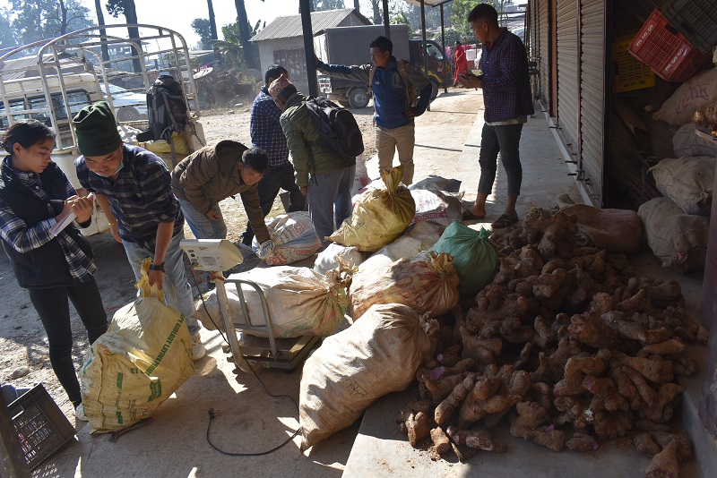 माघेसङ्क्रान्ति नजिकिँदै गर्दा किसानलाई तरुल खन्न र बिक्री गर्न भ्याइ नभ्याइ