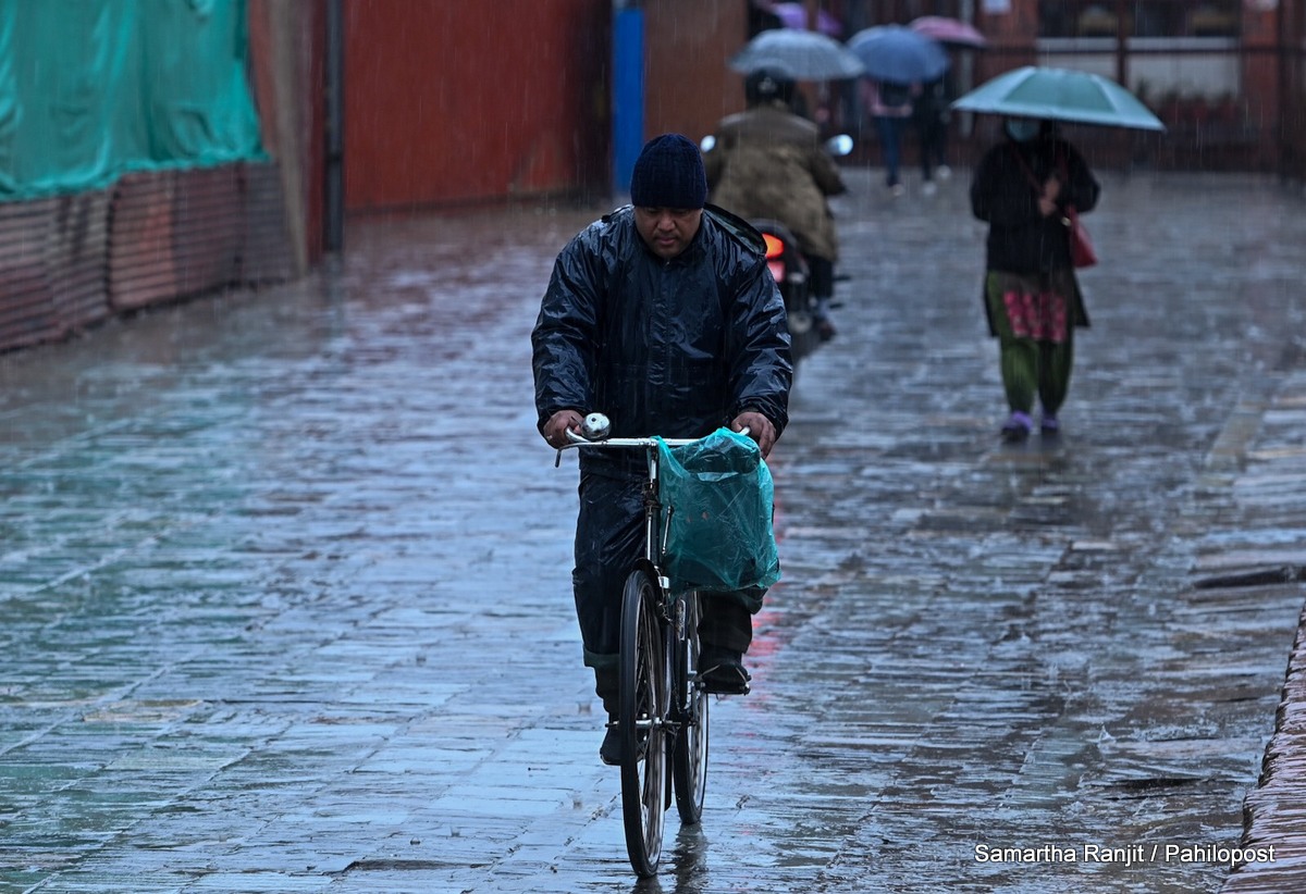 वरिपरि डाँडामा हिउँ पर्दा, काठमाडौंमा झरी : यस्तो देखियो काममा निस्किनेको कष्टकर जीवन