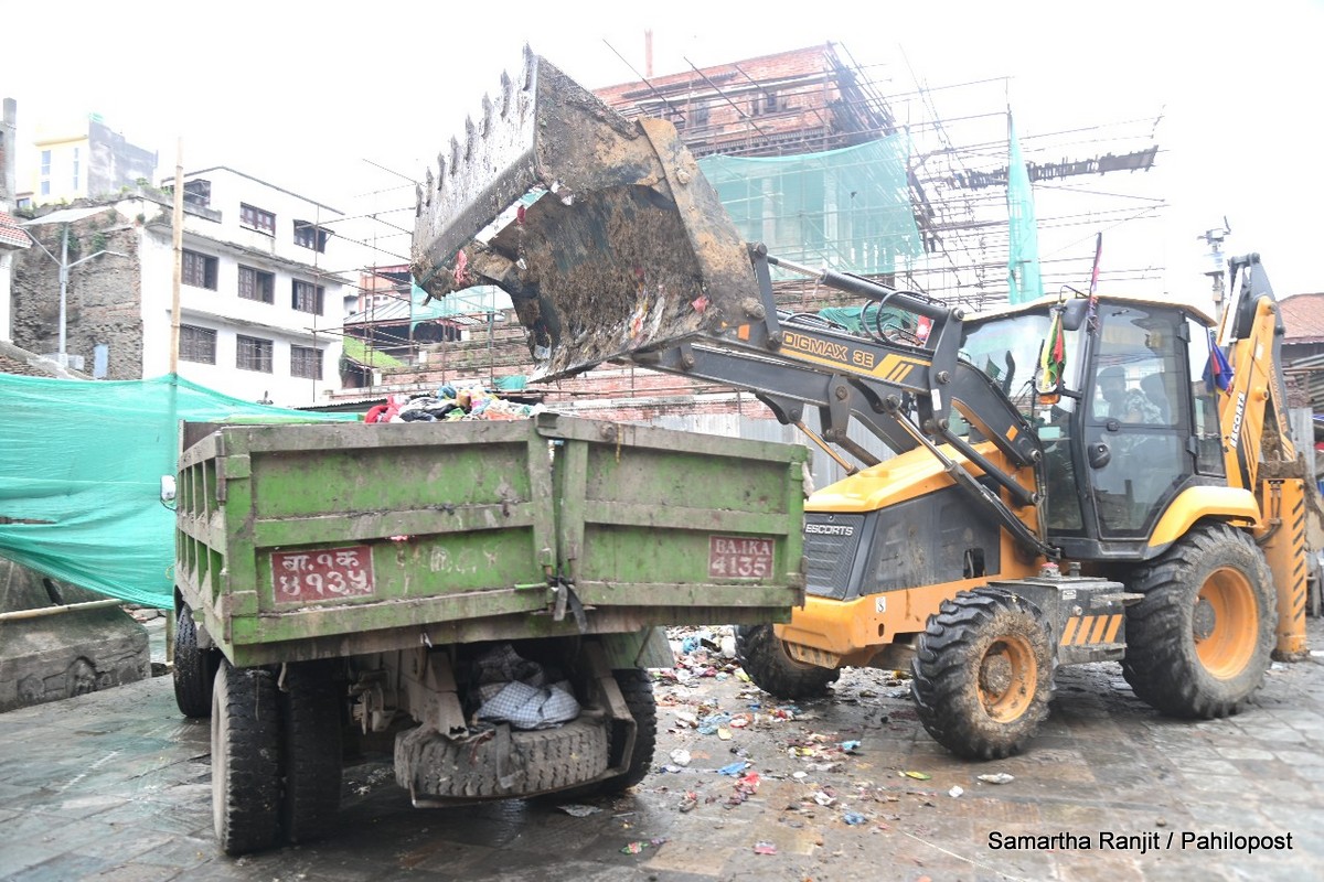 महानगरले उठाउन थाल्यो फोहोर