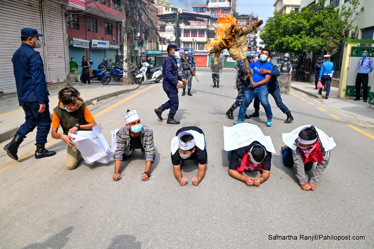 सरकारको निर्णय विरुद्ध नाराबाजी, जलाइयो राजेन्द्र महतोको पुत्ला