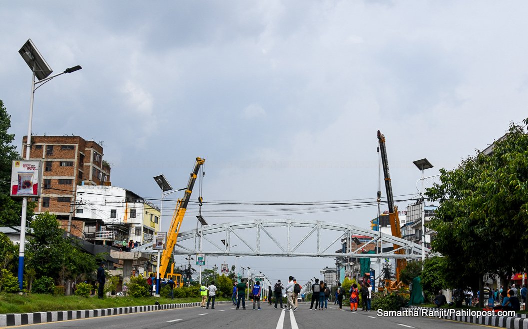 उपप्रमुख डंगोलको निर्देशनपछि काठमाडौंका आकाशे पुल मर्मत गर्दै महानगर