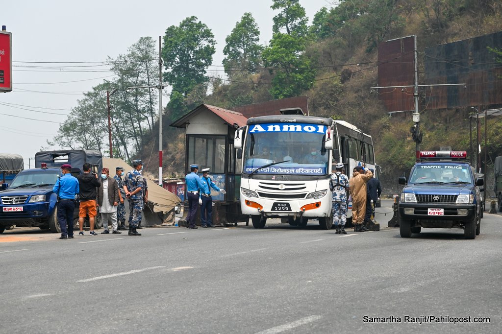 काठमाडौं उपत्यकाको नाकाबाट दैनिक २ हजार भन्दा बढी सवारीको आवत जावत, बिहानै ७ सय ३९ सवारी प्रहरी नियन्त्रणमा