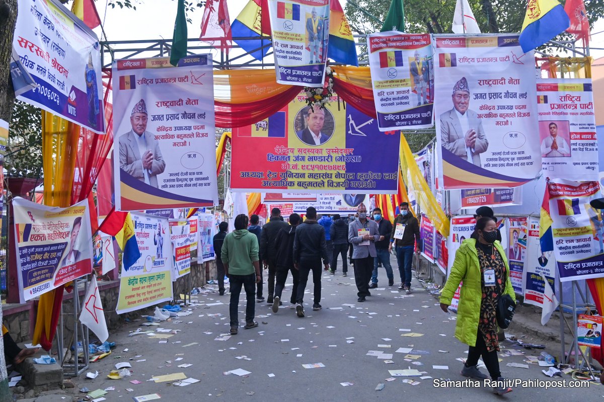 राप्रपा महाधिवेशन : भृकुटीमण्डपमा जहाँ हेर्‍यो त्यहीँ उम्मेदवारको ब्यानर