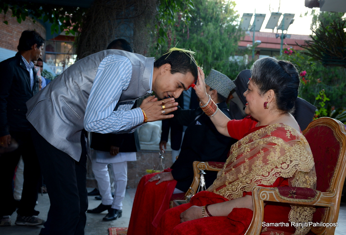 शाही शैलीमा पूर्वराजा ज्ञानेन्द्र र रानी कोमलले लगाइदिए दसैंको टीका