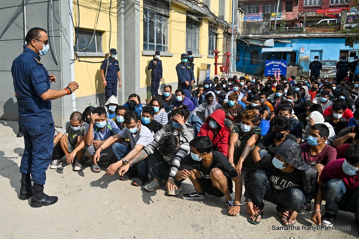 पाकेटमार र चोरले भरिएको प्रहरीको प्राङ्गणको फरक दृश्य