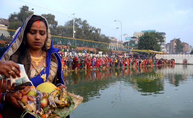 सूर्यको आराधना गरी छठ पर्व मनाइँदै