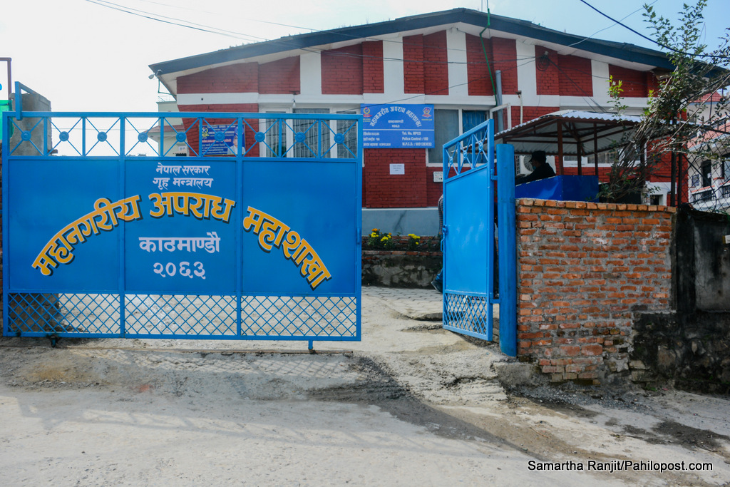 जडीबुटीमा प्रहरी भन्दै ११ लाख रुपैयाँ लुट्ने १६ वर्षपछि समातिए