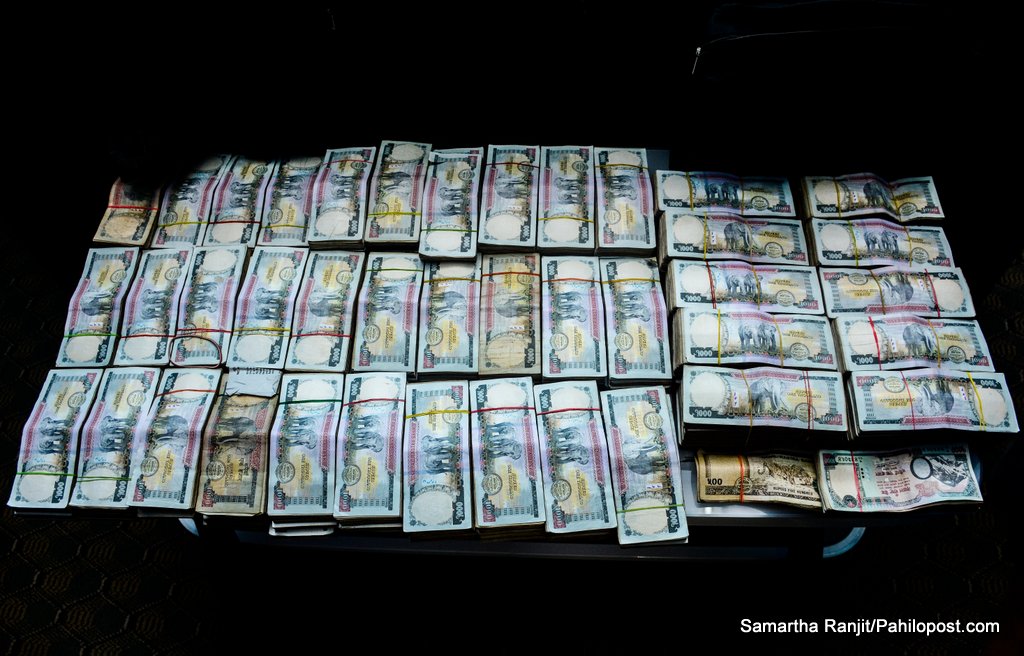 प्रहरीको हुन्डी अपरेसन: एक युवकको साथमा स्रोत नखुलेको ३० लाख, उनकै कोठामा ५० लाख रुपैयाँ भेटियो