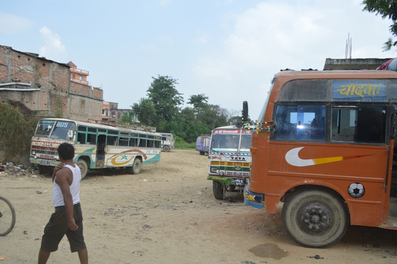 बढी यात्रु बोक्ने र रुट परमिट नभएका गाडी काठमाडौं फिर्ता  